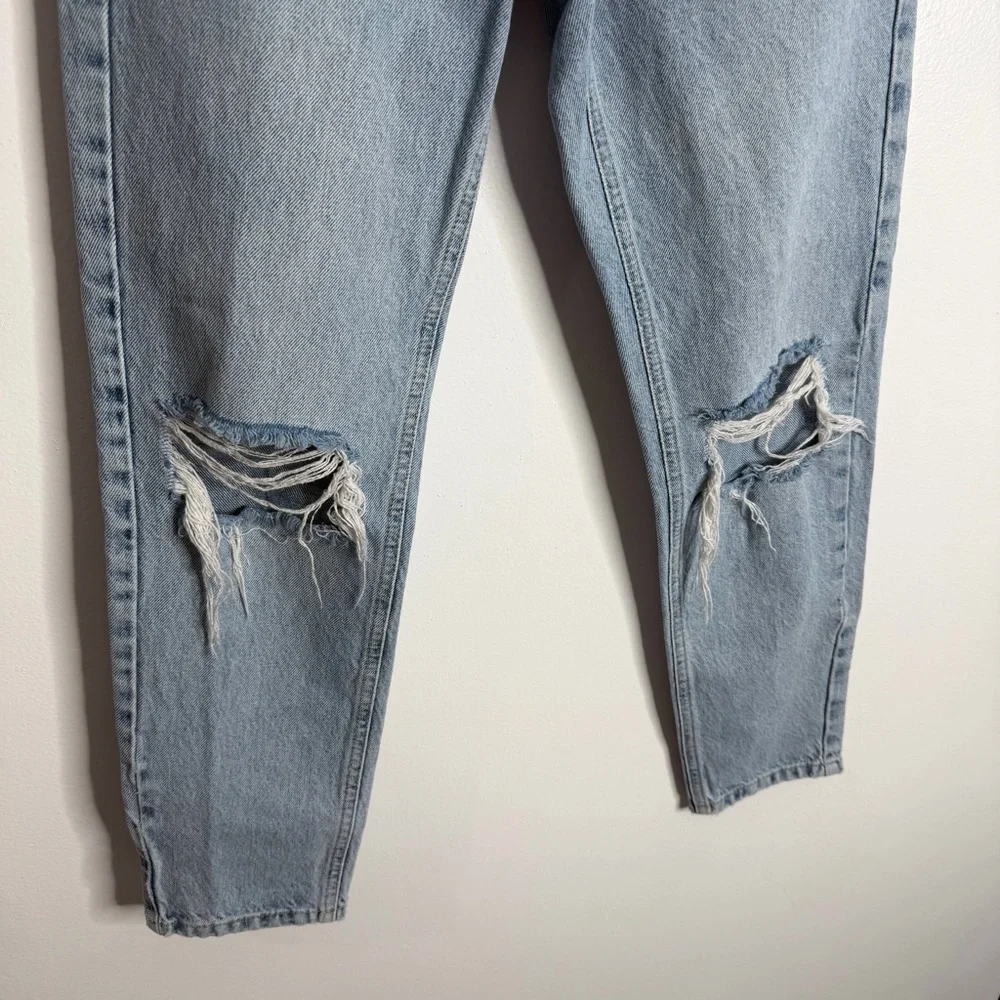 Topshop Mom High Waisted Jean Ripped Knees Size 25 Light Wash‎ Blue